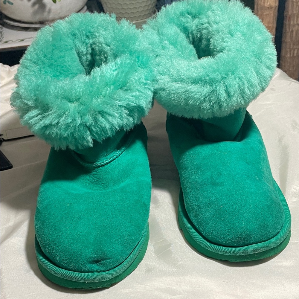 UGG Classic Short ll Boots In Emerald Green Suede and Sheepskin. - Picture 11 of 13